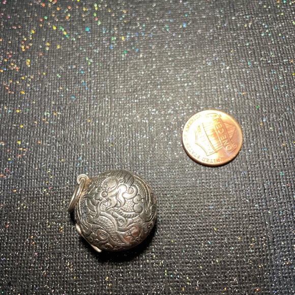 Hard to find Silpada Locket with Etched Ornate Dragon Design *Retired! - Picture 2 of 4